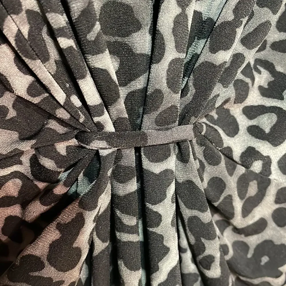 Chaus 3x black grey animal print polyester spandex top cap sleeve euc